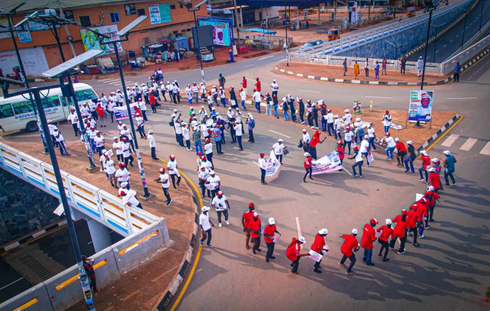 Walkers forming a ring at a Lafia roundabout